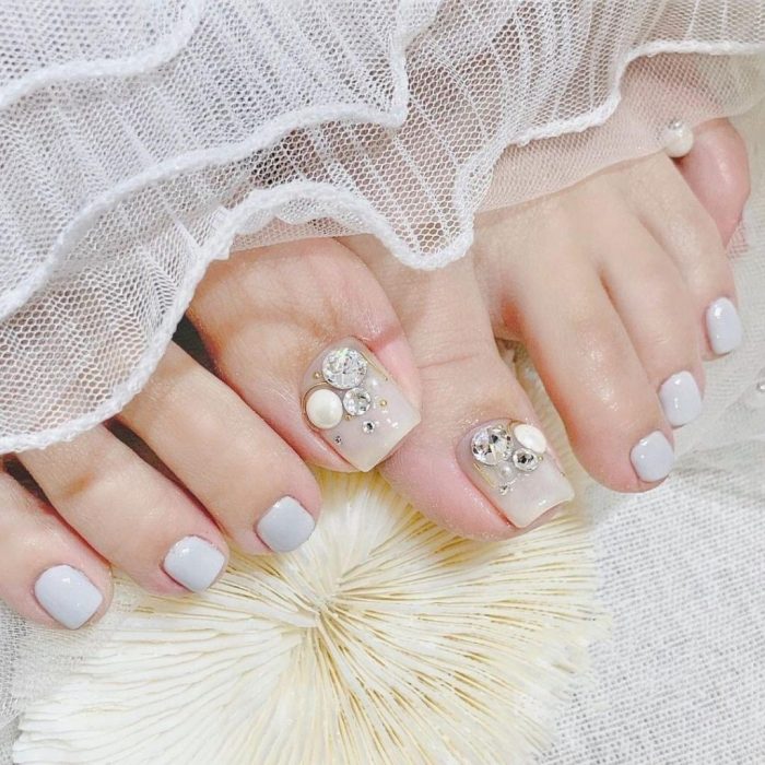 Những mẫu nail chân đính đá sang trọng hot nhất 2023